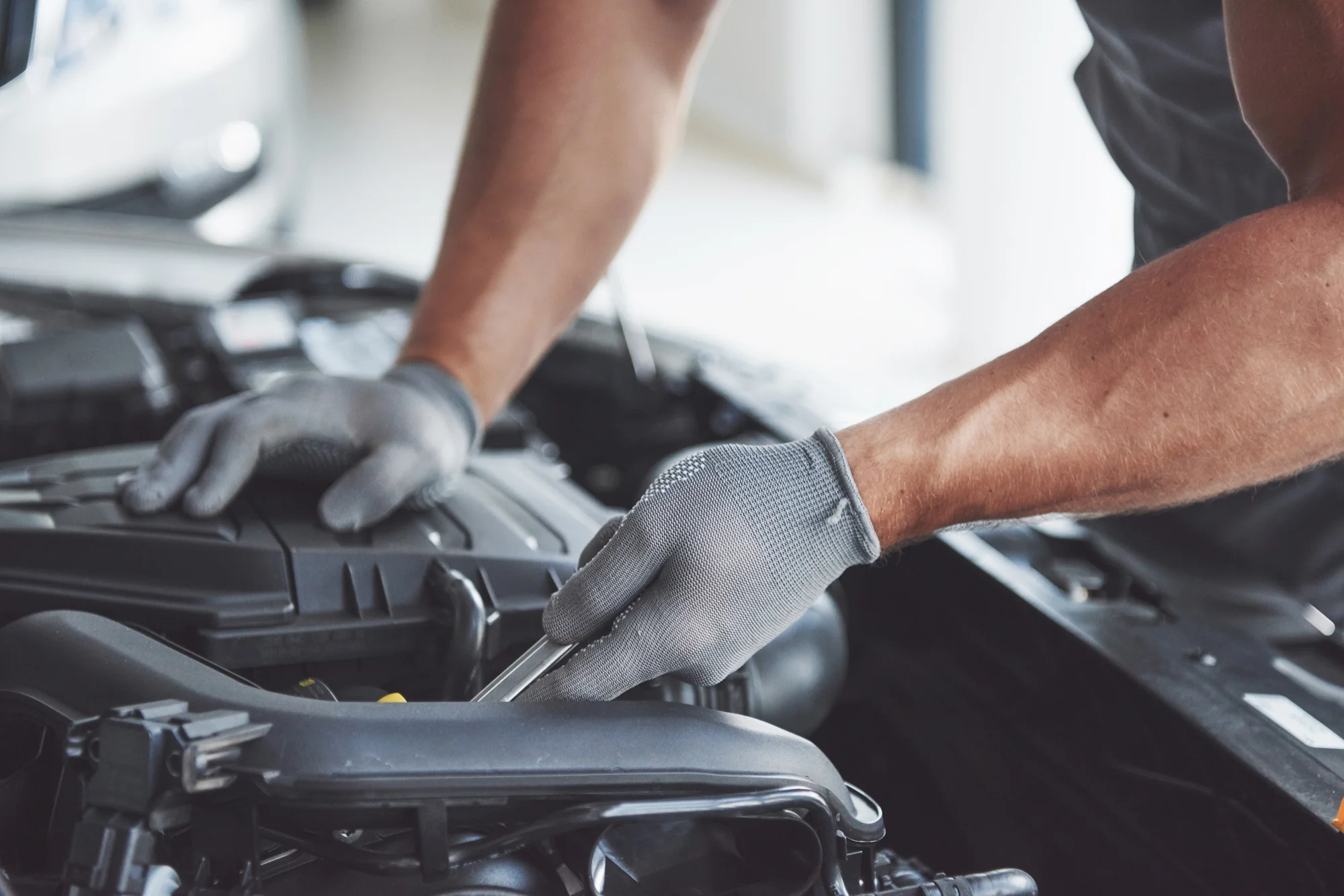 Deux clés Volkswagen programmées à la prise OBD2 dans l'habitacle du véhicule