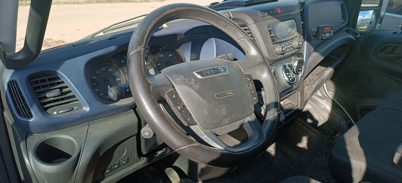 Poste de conduite d'un camion IVECO pris en charge sur site par le camion atelier Diag Clés 2A