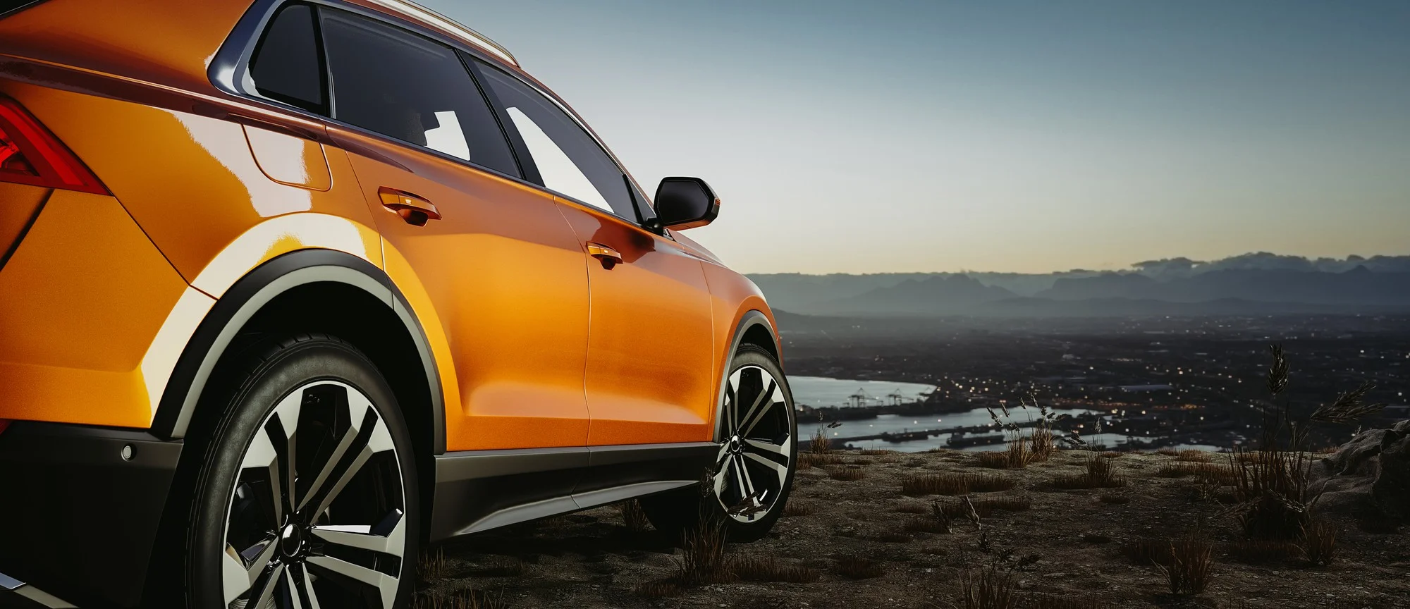 SUV orange stationné sur les hauteurs, face à la baie au coucher du soleil