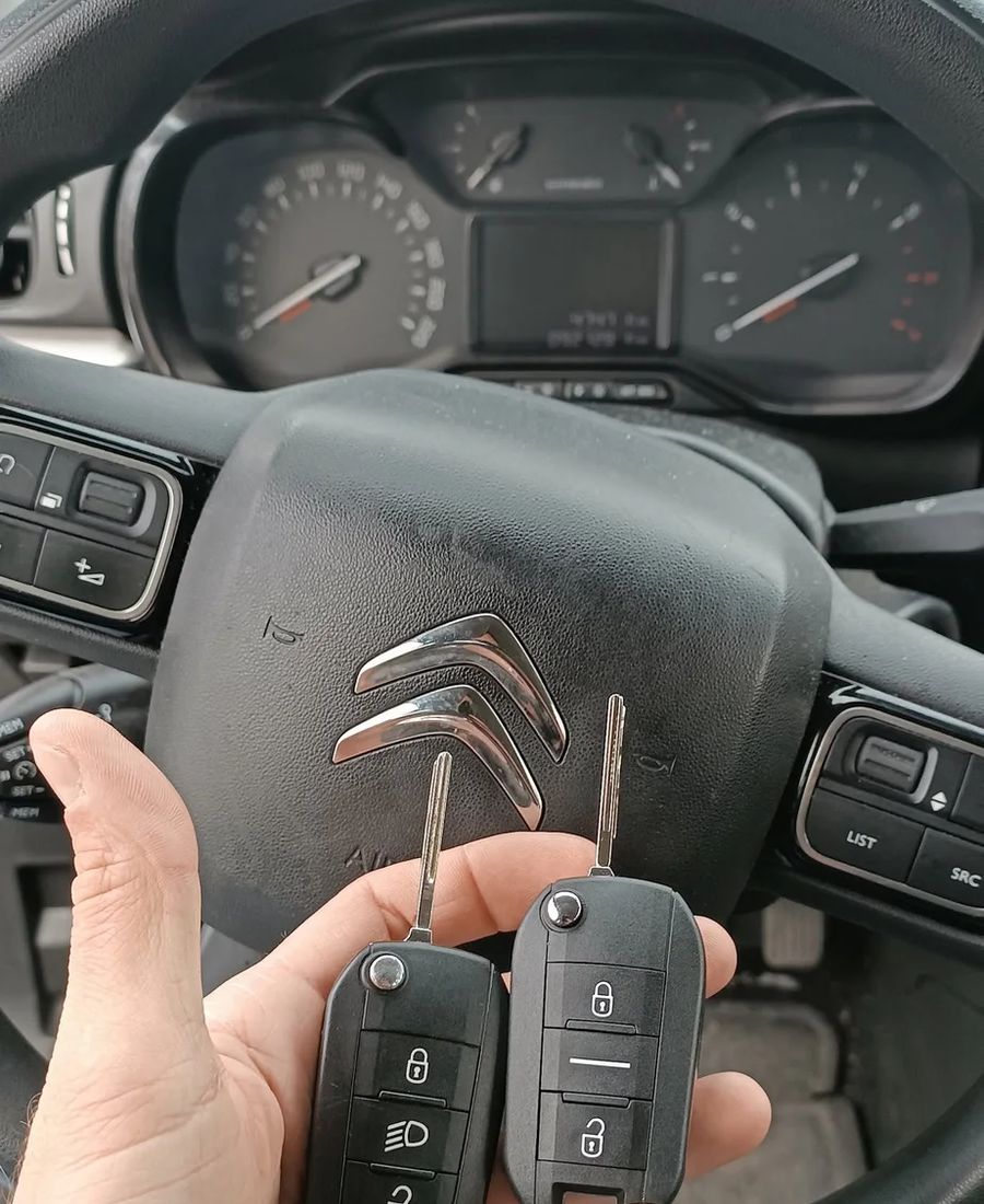 Double de clés pliantes d'une Citroën taillé et programmé sur place par Diag Clés 2A