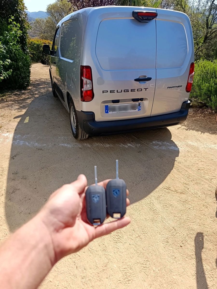 Double de clés d'un utilitaire Peugeot réalisé sur place par Diag Clés 2A dans le maquis de Corse du Sud