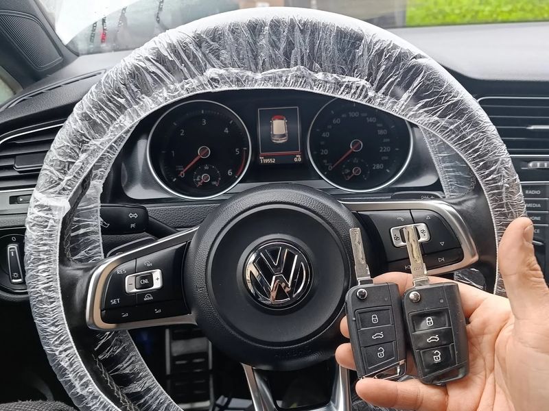 Deux clés Volkswagen programmées à la prise OBD2 dans l'habitacle du véhicule